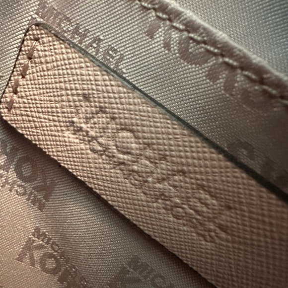 Michael kors cross body like brand new - Picture 5 of 16